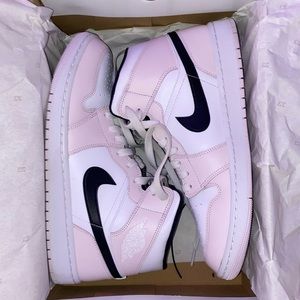 WMNS Air Jordan 1 Mid